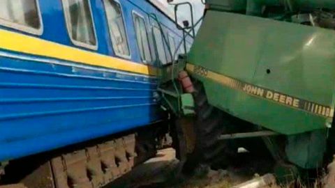 Поезд Бахмут-Львов столкнулся с комбайном. Рейс задерживается на 2 часа