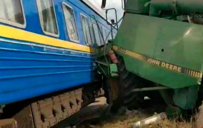 Поезд Бахмут-Львов столкнулся с комбайном. Рейс задерживается на 2 часа