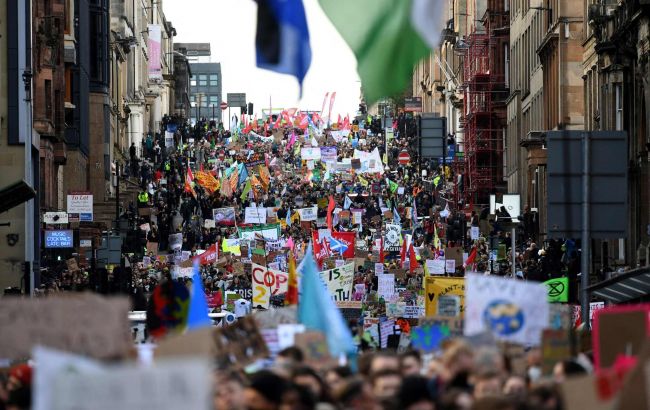 Тысячи активистов вышли на демонстрации во время климатического саммита в Глазго