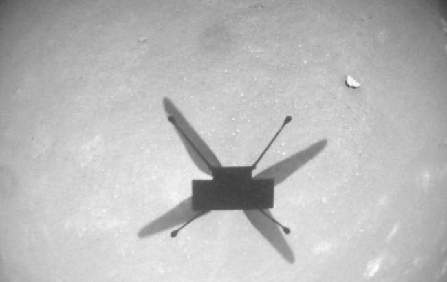 NASA показало полет мини-вертолета Ingenuity над поверхностью Марса