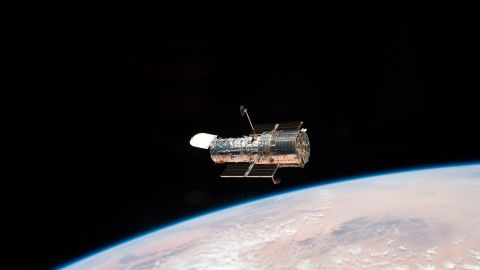 Hubble сфотографировал спиральную галактику в созвездии "Печь": удивительный кадр