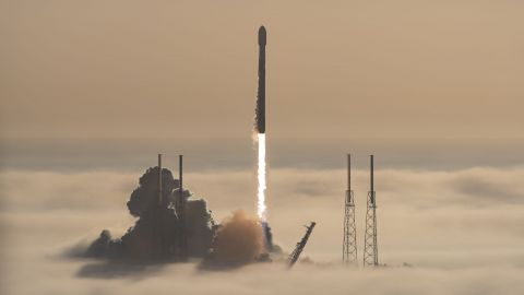 SpaceX отправила в космос еще полсотни спутников Starlink: видео запуска ракеты