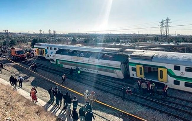 В Иране поезд метро сошел с рельсов, десятки человек получили ранения