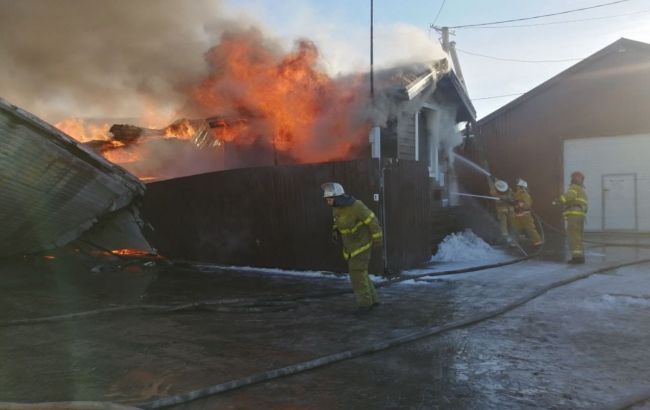 Под Киевом загорелась пилорама. Площадь пожара достигла 1 тысячи метров