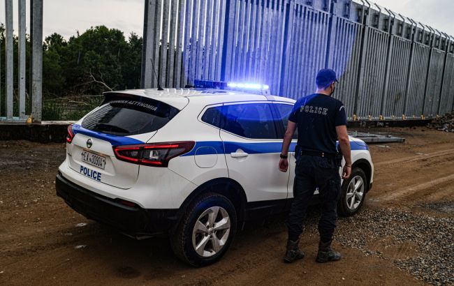 Штрафував інших за те саме порушення: у Греції покарали поліцейського за відсутність маски