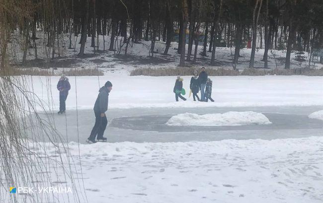 "На коньках и целыми семьями": жители Киева отличились неадекватным поведением на льду