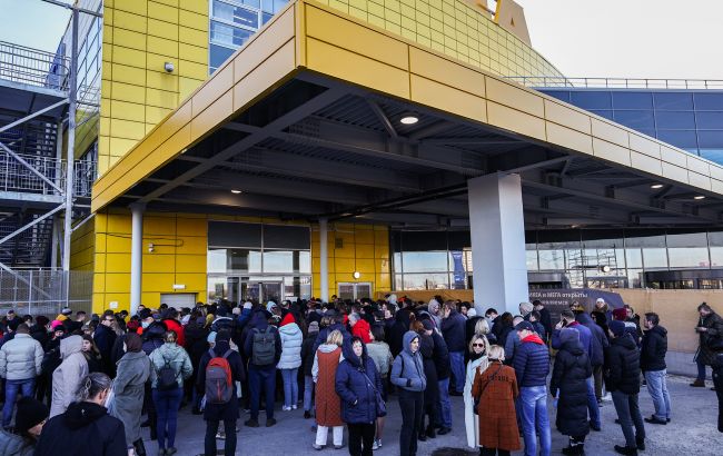 Обвал рубля и уход западных компаний привел к длинным очередям в российских магазинах