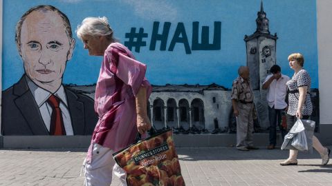 В Крыму жительницу Симферополя оштрафовали за лозунг "Нет войне"