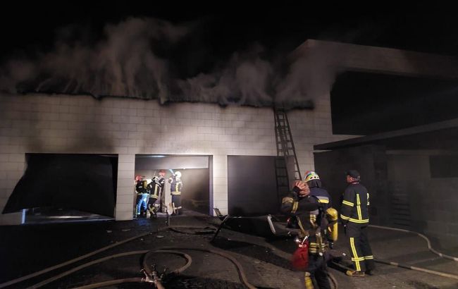 В Киеве обломки сбитой ракеты попали в частный дом