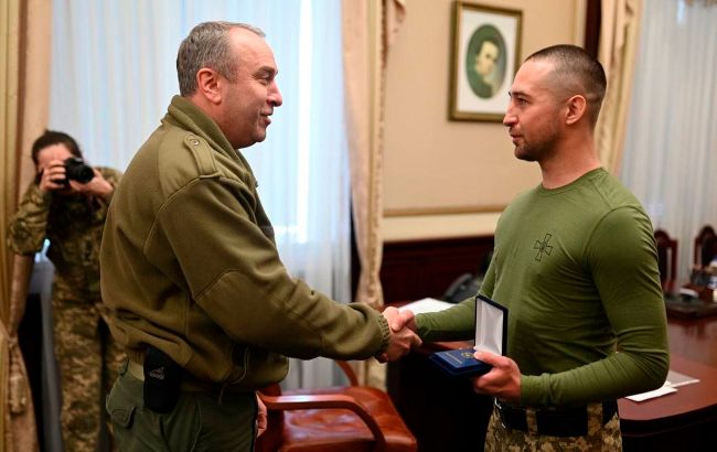 Прикордонник, що послав російський корабель, повернувся з полону. Вдома його нагородили