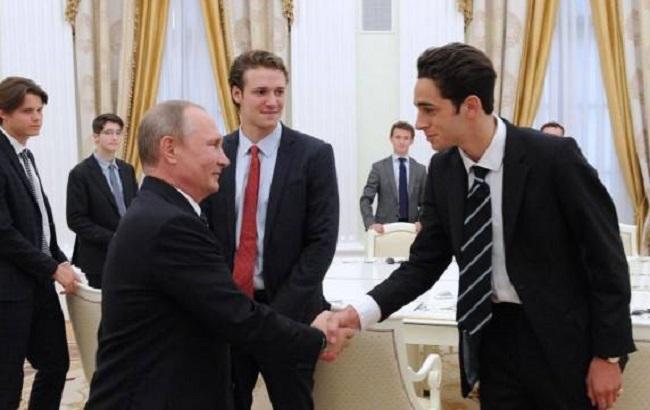 Из сети удаляют фото "Путина-удмурта" на встрече с британскими студентами