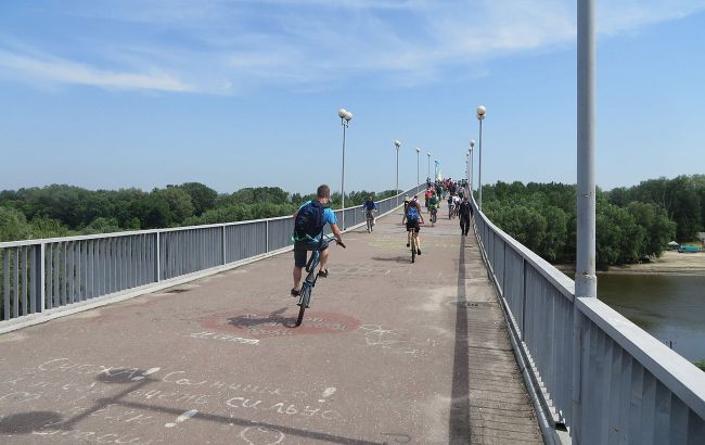 В Чернигове ограничили движение единственным пешеходным мостом через Десну