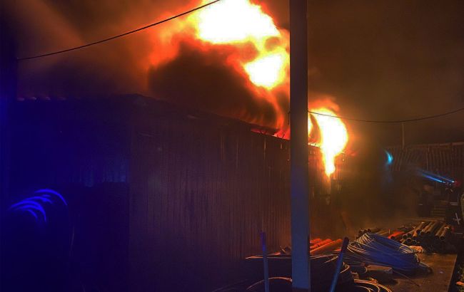 У Миколаєві ворожі снаряди влучили у склад та житловий будинок. Виникли пожежі