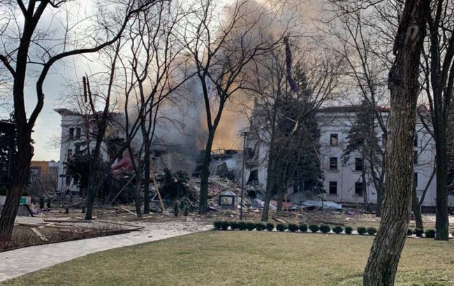 В Мариуполе оккупанты проводят "зачистку" завалов драмтеатра