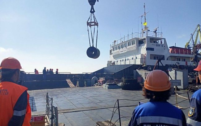 Уже второй корабль с флагом РФ прибыл в мариупольский порт для кражи металла