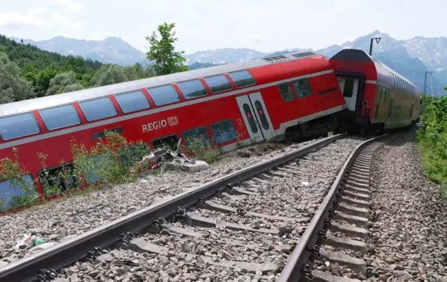 У Німеччині пасажирський поїзд зійшов із рейок: є жертви та десятки поранених