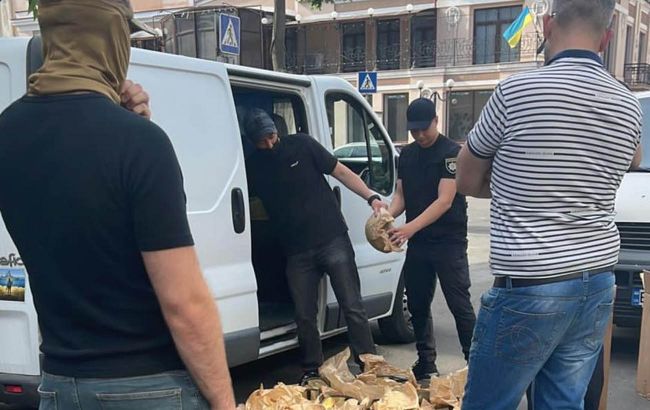 В Одеській області керівників волонтерського фонду спіймали на розкраданні "гуманітарки"