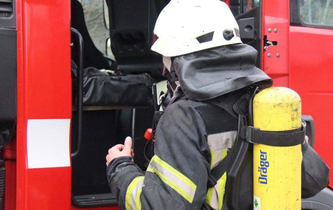 У Києві на Троєщині виникла масштабна пожежа