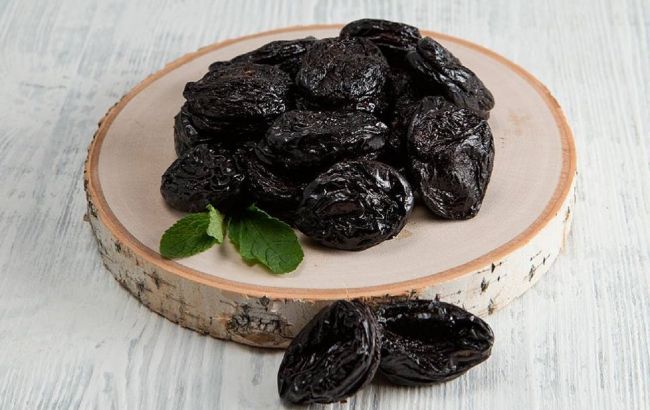 Лікарка назвала наслідки частого вживання чорносливу