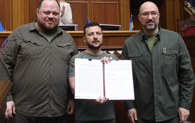 Зеленський, Стефанчук і Шмигаль підписали спільну заяву щодо членства України в ЄС