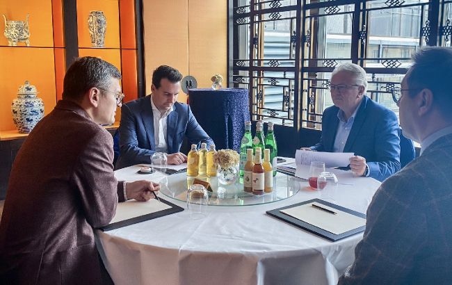 "Україна матиме більше зброї". Кулеба провів зустріч з главою Rheinmetall