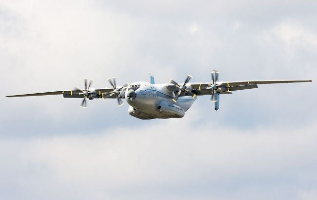 На військовому аеродромі Білорусі помітили найбільший турбогвинтовий транспортний літак