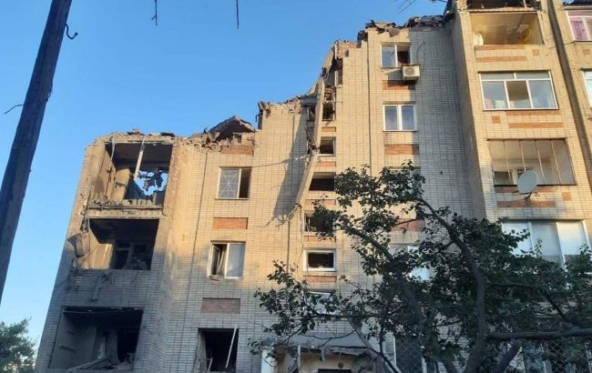 В Торецке оккупанты обстреляли многоэтажку: под завалами ищут человека