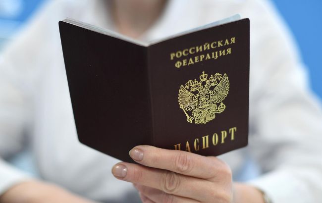 У Херсонській області експоліцейський організував видачу російських паспортів