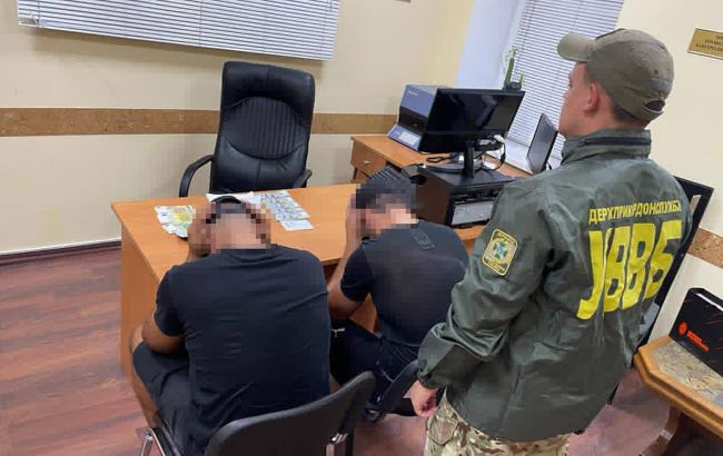 Намагалися дати хабар, щоб потрапити в Польщу. На кордоні затримали двох "студентів"