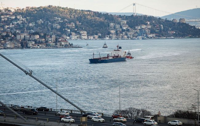 Босфорский пролив перекрыли из-за поломки судна, следовавшего в Россию