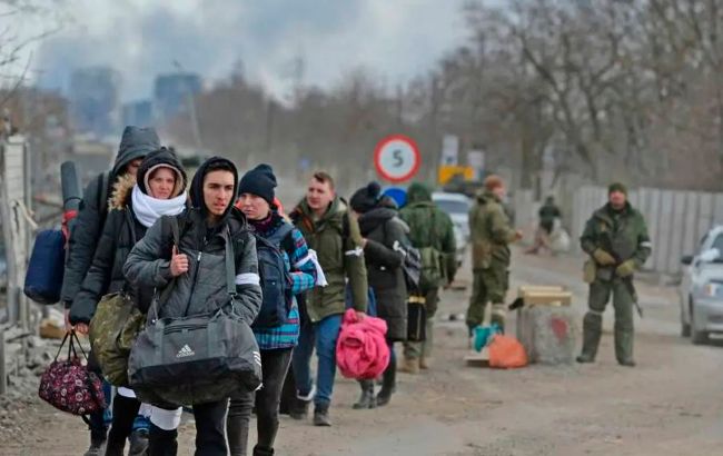 ФСБ запрещает украинцам с российскими паспортами покидать Россию