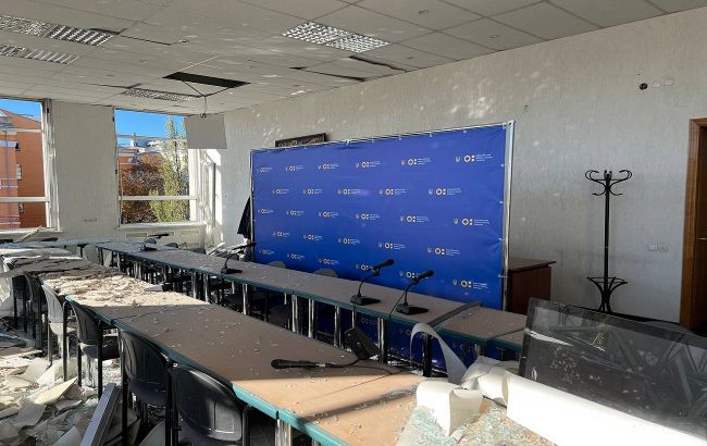 Під час обстрілів Києва постраждала будівля Міносвіти: фото наслідків