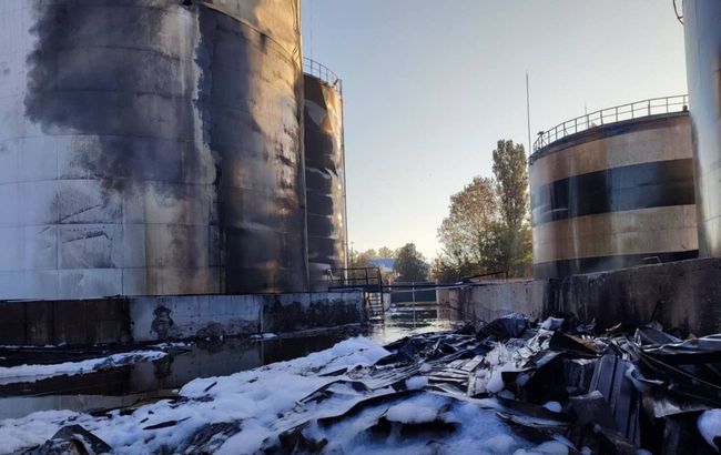 У Миколаєві дрони окупантів пошкодили цистерни з олією: вона тече вулицями