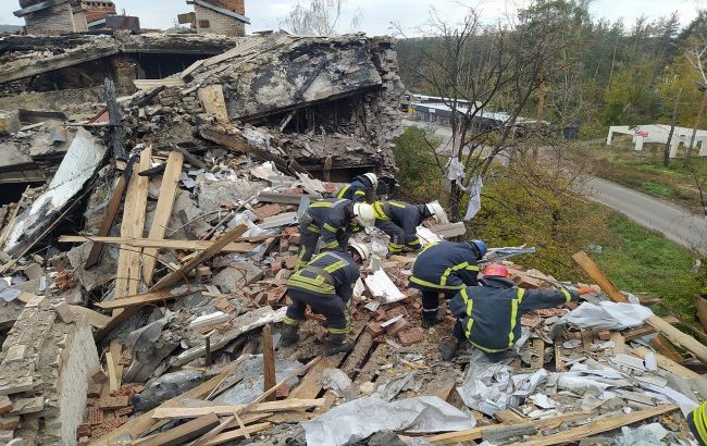 У Святогірську розбирають багатоповерхівку. Під завалами може бути загиблий