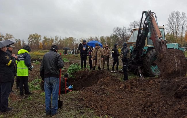 В Харьковской области началась эксгумация массового захоронения военных (фото)