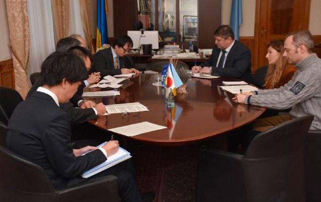 Украина и Япония обсудили гуманитарную поддержку и помощь по разминированию: подробности