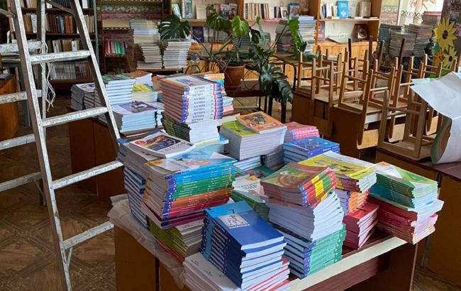 Хотіли виховувати "руський дух".  У школі під Ізюмом виявили пів тисячі підручників з РФ