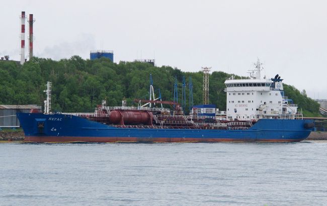 Россия собирает "теневой флот" со старых танкеров, чтобы обойти нефтяные санкции, - FT
