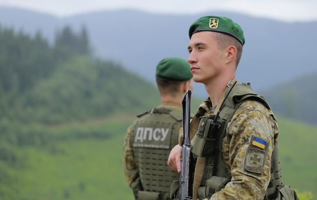 Перевозил гранаты и оружие: в Харьковской области пограничники задержали иностранца