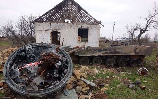 У Миколаївській області виявили боєприпаси та техніку РФ, які окупанти залишили у селі