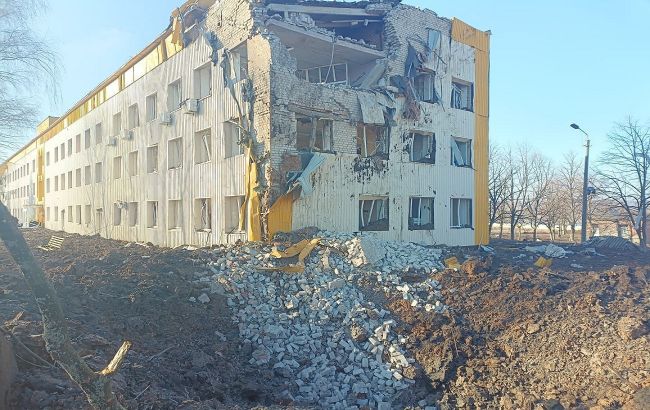 Россияне обстреляли здание городского совета и больницы в Бахмуте (фото)