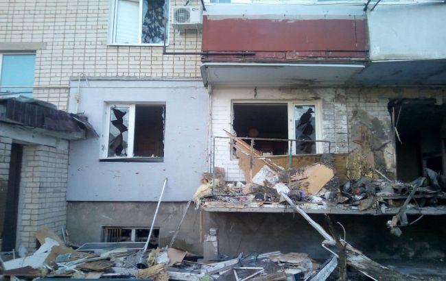 РФ обстріляла житловий сектор окупованої Каховки: пошкоджено багатоповерхівку