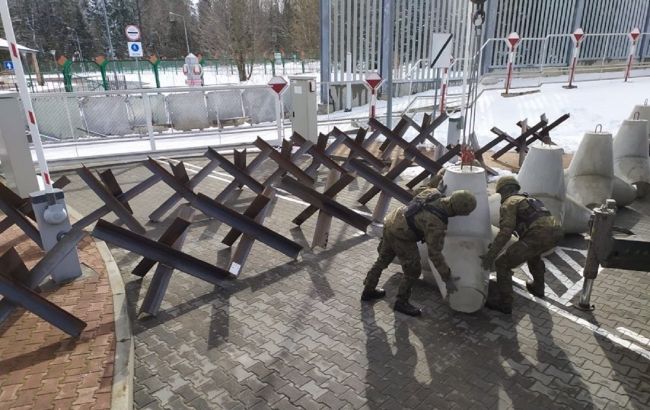 Польща почала зміцнювати кордон із Білоруссю протитанковими їжаками (фото)