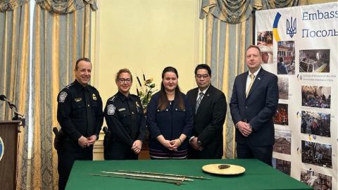 Україні повернули стародавні мечі, які росіяни намагалися ввезти до США