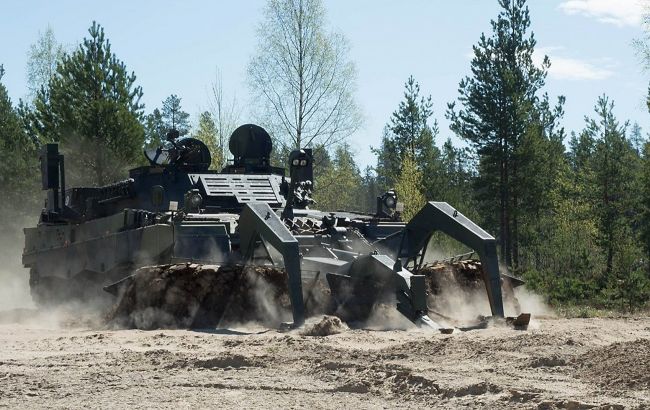 Финляндия передаст Украине еще три танка для разминирования Leopard 2R