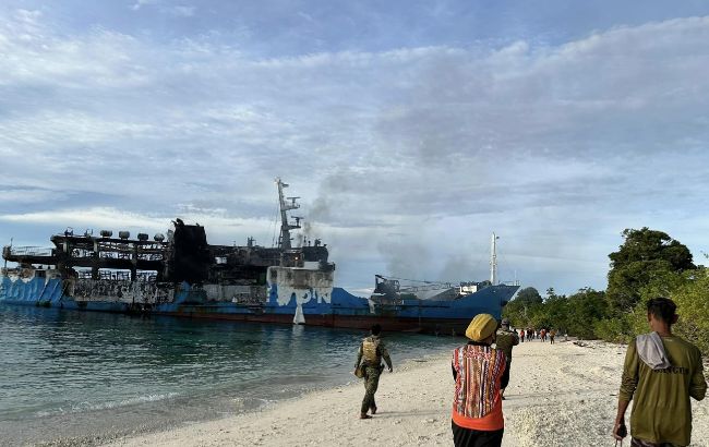 На півдні Філіппін загорівся паром: понад 30 осіб загинули