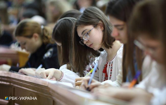 Переселенцы и освобожденные из плена украинцы могут учиться бесплатно: как это сделать