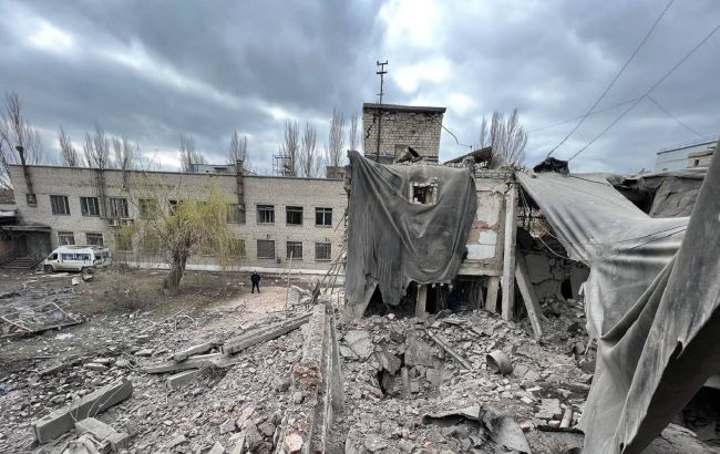 РФ з "Ураганів" обстріляла Курахове на Донбасі та пошкодила лікарню (фото)