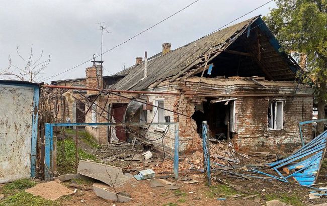 Оккупанты обстреляли Никополь и повредили частные дома (фото)