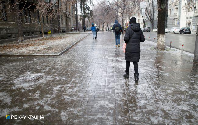 В Тернополе из-за непогоды остановились троллейбусы. В области выпало до 20 см снега